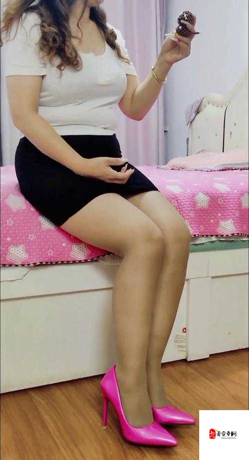 八月未央丝袜高跟自慰：女性如何用穿搭与自我对话