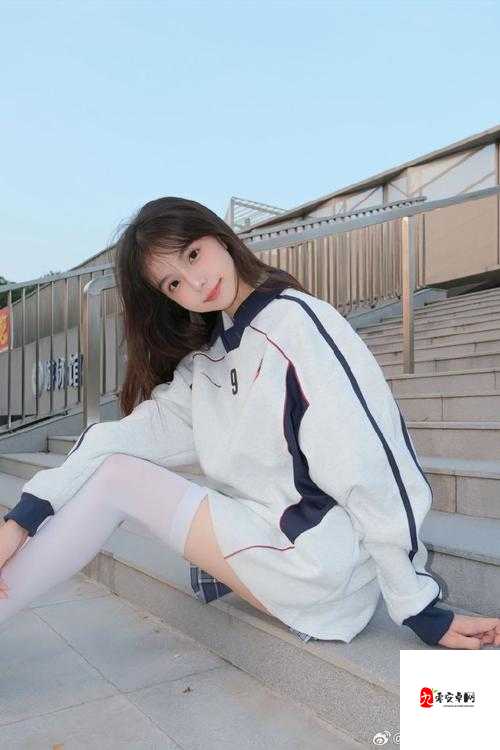 白丝校花🌸扒开美腿甜美背后：从校园现象到社会镜像