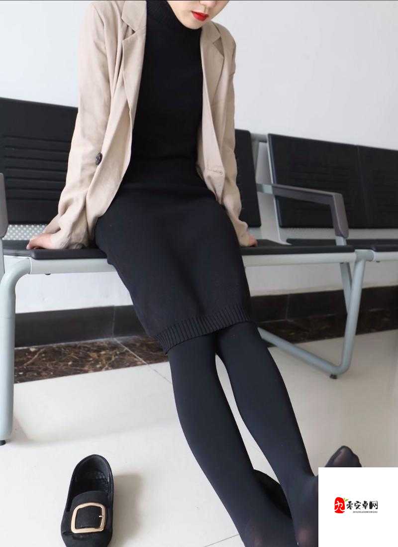 黑色丝袜下的治愈：那个挠脚心的下午改变的不只是课堂