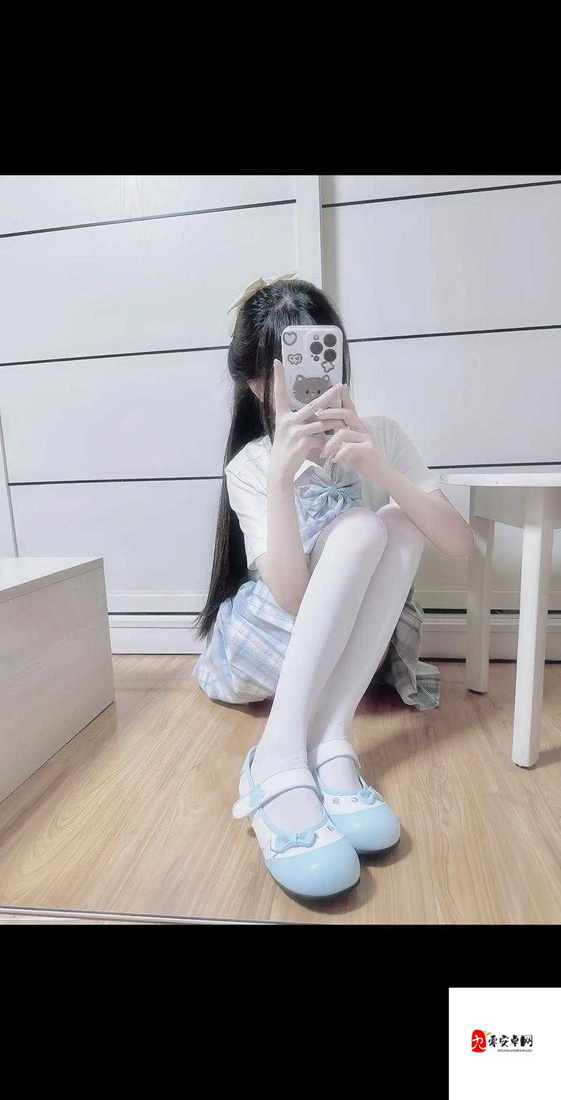 白筒袜嫩萝乳白液体爆火背后：现代年轻人的情感寄托新形式