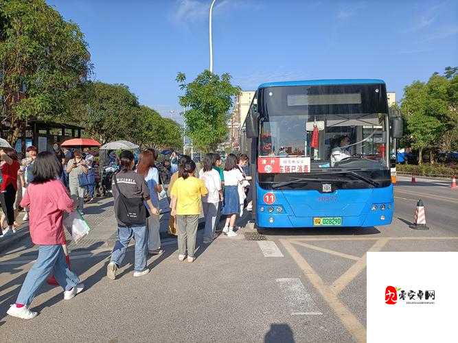 公交车挺进妺妺的小泬背后：一场改变社会的温情革命