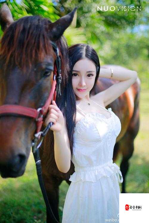 绝美人妖自慰合集HD爆火背后：当代社会的欲望焦虑与自我投射